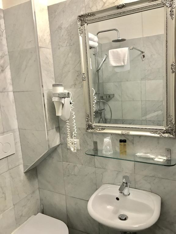 Small Double Room,664172286:JPEG