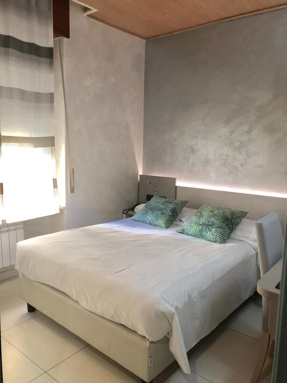 Small Double Room,766576885:JPEG